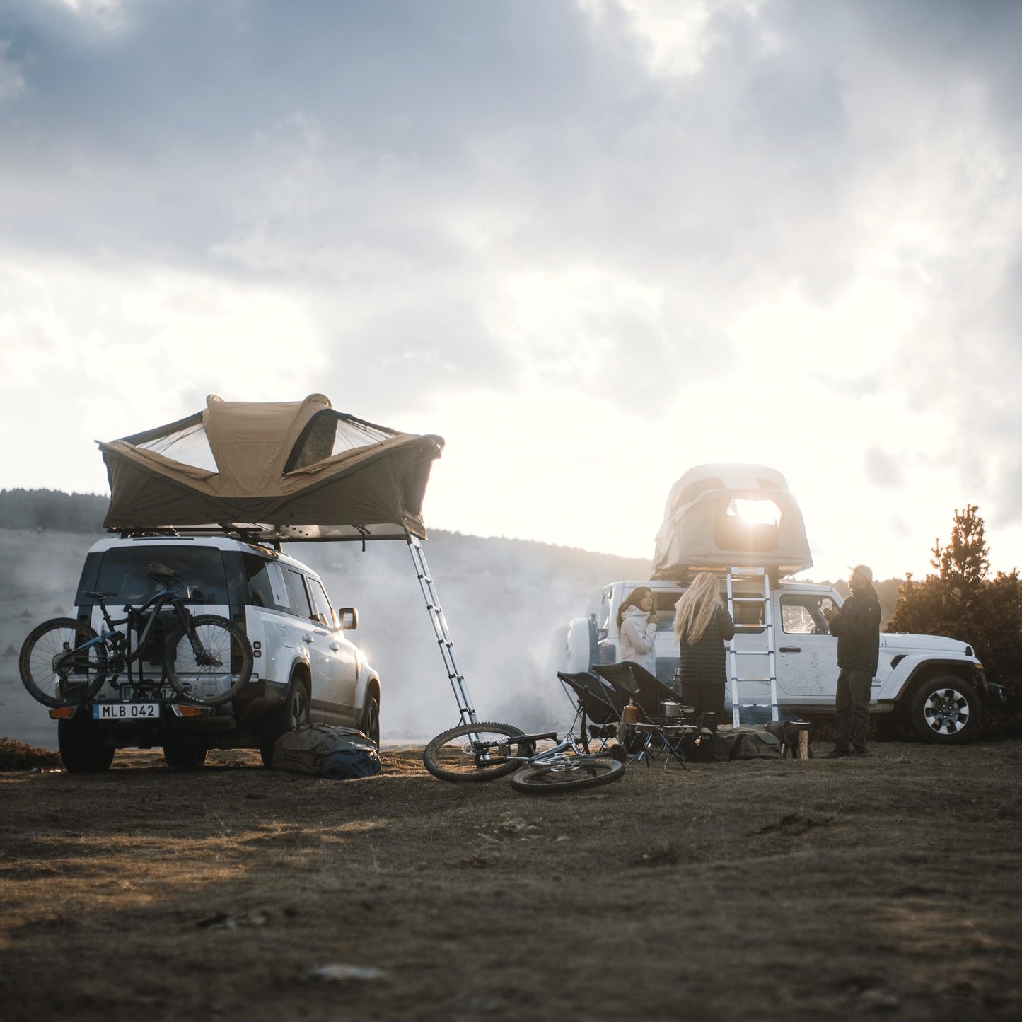 Thule Approach M - Slate - Soft Shell Rooftop Tent - 3 Person Tent - Luxurious Dual-Density Memory Foam Mattress Included - Large Panoramic Windows with Breathable mesh - Lockable mounting Brackets