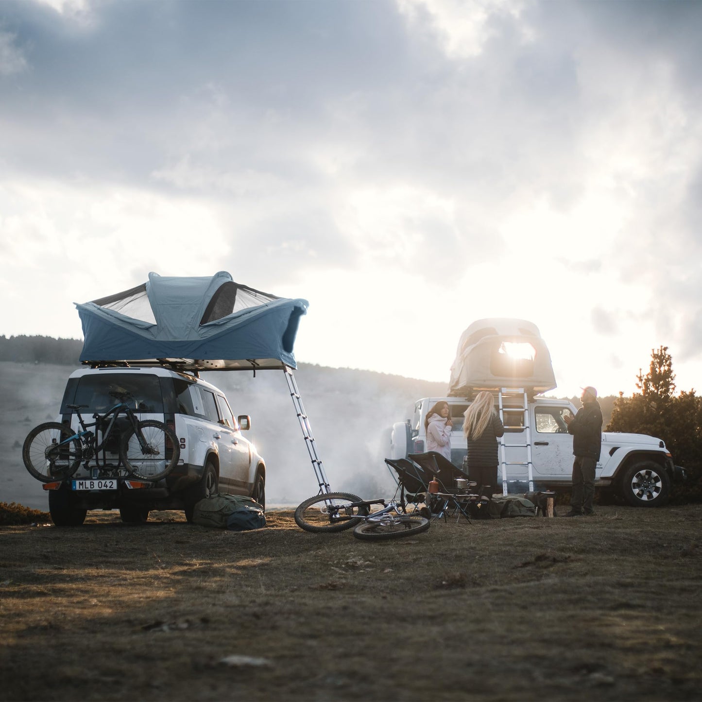 Thule Approach XL New - Soft Shell Rooftop Tent - 3-4 Person Tent - Luxurious Dual-Density Memory Foam Mattress Included - Large Panoramic Windows with Breathable mesh - Lockable mounting Brackets