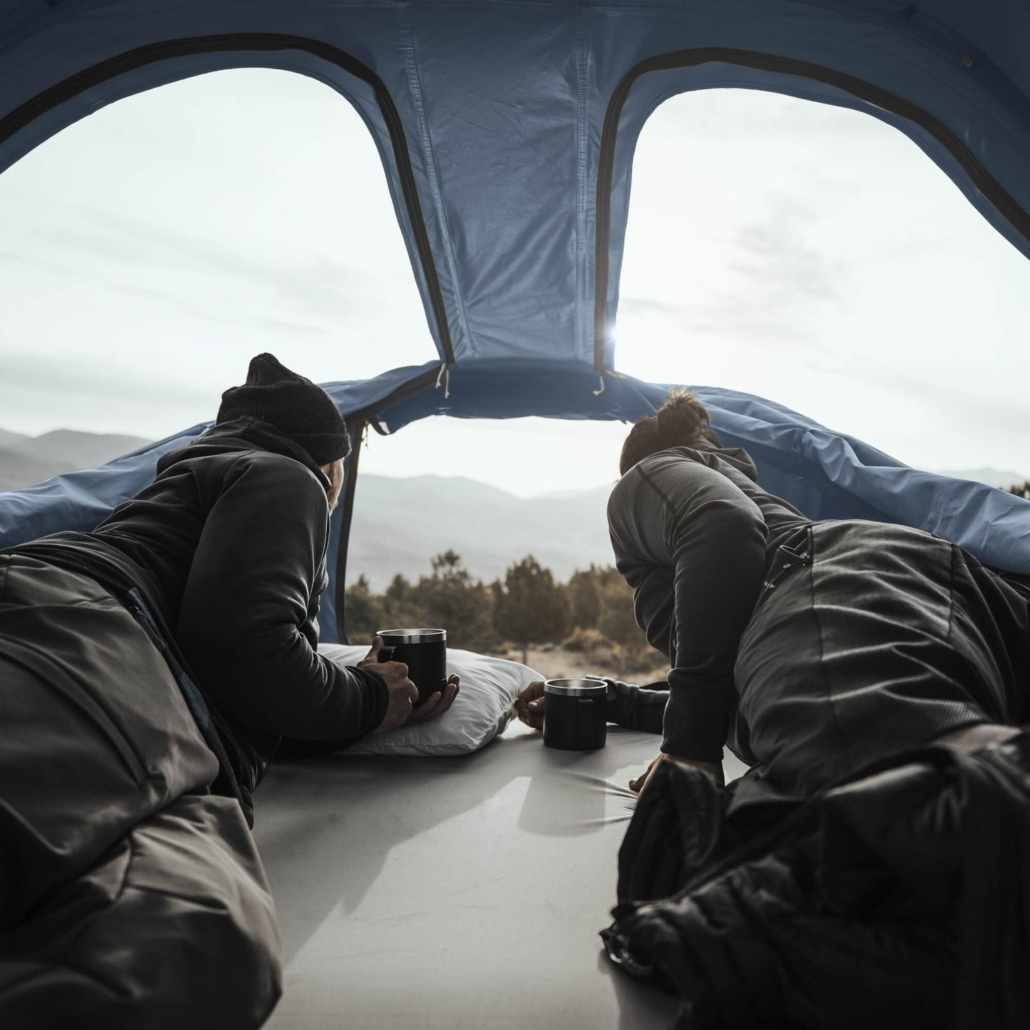 Thule Approach XL New - Soft Shell Rooftop Tent - 3-4 Person Tent - Luxurious Dual-Density Memory Foam Mattress Included - Large Panoramic Windows with Breathable mesh - Lockable mounting Brackets