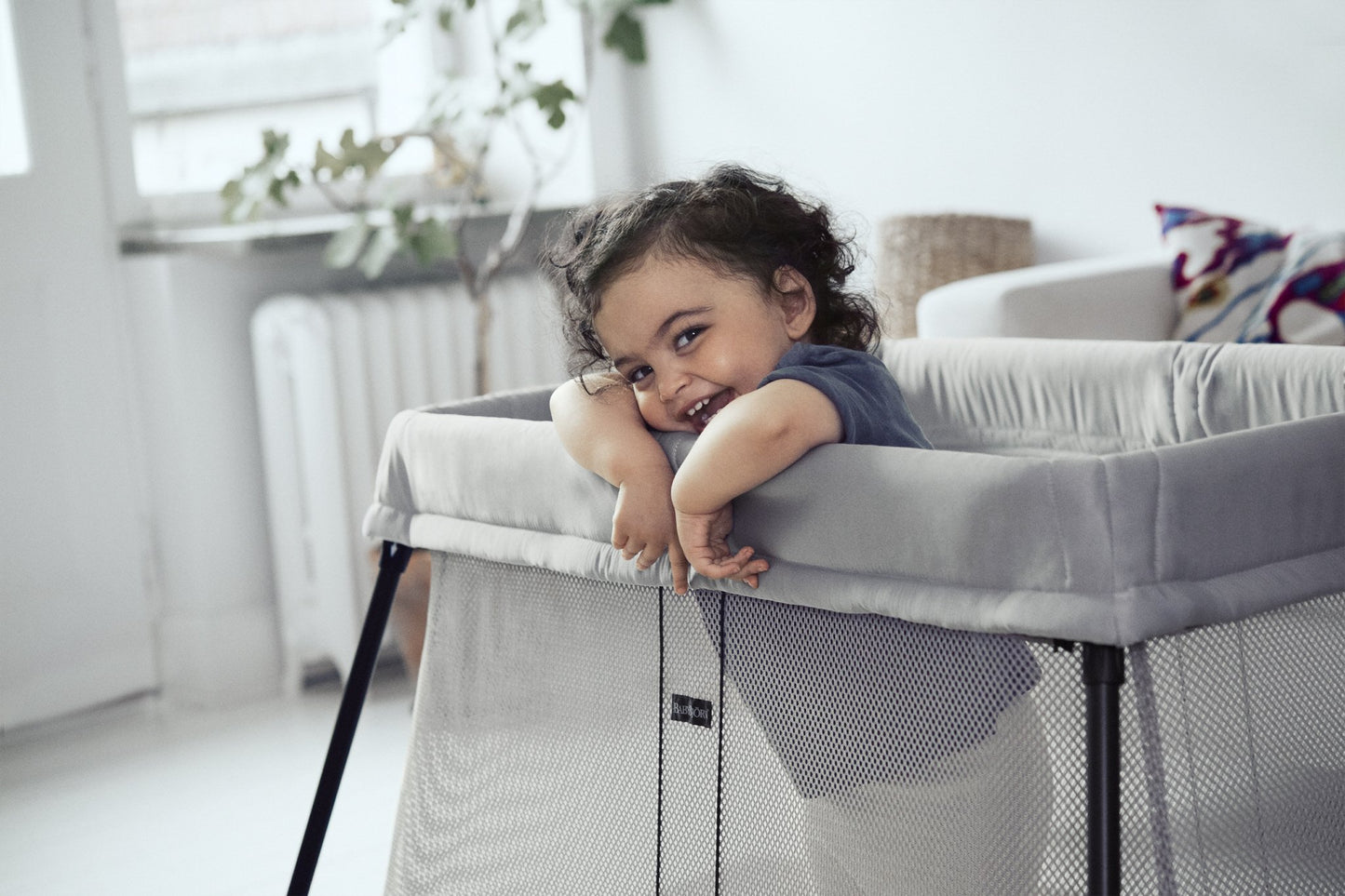 BabyBjörn Travel Crib Light - Silver + Fitted Sheet Bundle Pack