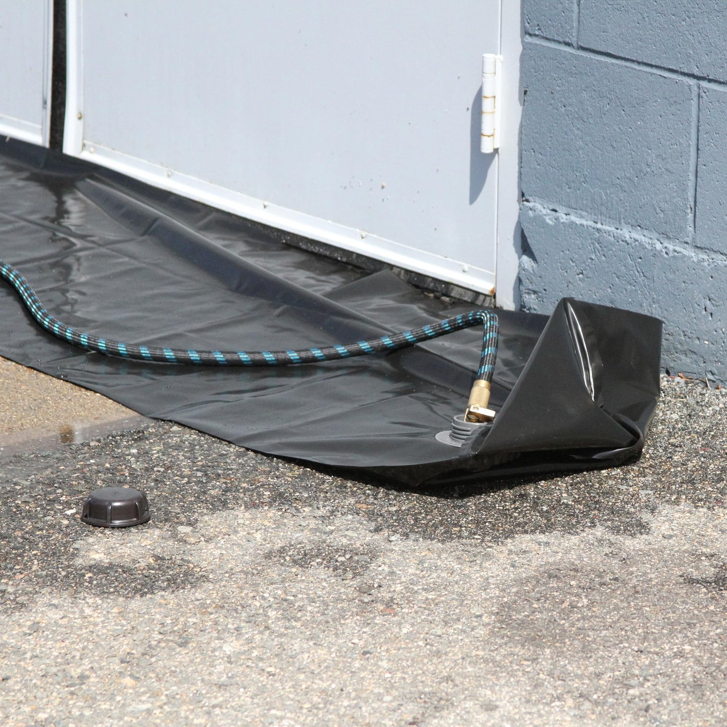 Quick Dam Water Curb – Reusable Water-Filled Flood Barrier for Containing & Diverting Water – Dual-Chamber Design, Compact Storage – 5ft Length